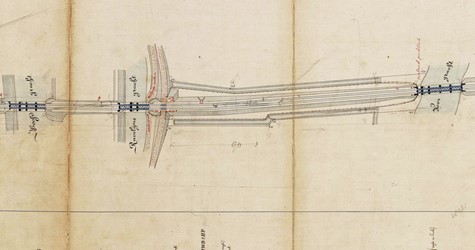 <p>Deze kaart toont een detail van het spoortracé richting Deventer omstreeks 1870 over de Grote Gracht, de Ravelijnsgracht en de Voorgracht (bij Lunetten van Coehoorn). Zowel bij de Ravelijnsgracht als bij de Voorgracht liep onder de spoorbrug langs het water een pad waarbij vermeld is: 'voetpad publiek'. Dit wijst op het belang van de verbinding onder het spoor voor onder andere wandelaars. Bij de Ravelijnsgracht was tevens een overweg aangelegd (RAZ beeldbank). </p>
